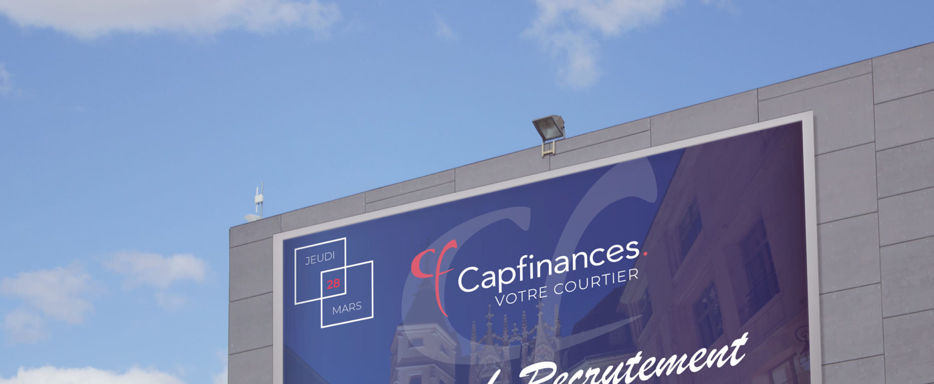 Affiche Capfinances fixée sur le mur d'un grand bâtiment