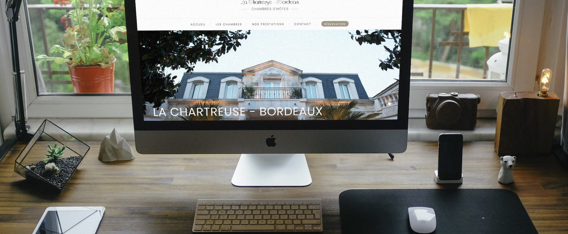iMac allumé avec la page internet ouverte sur le site Chartreuse Bordeaux