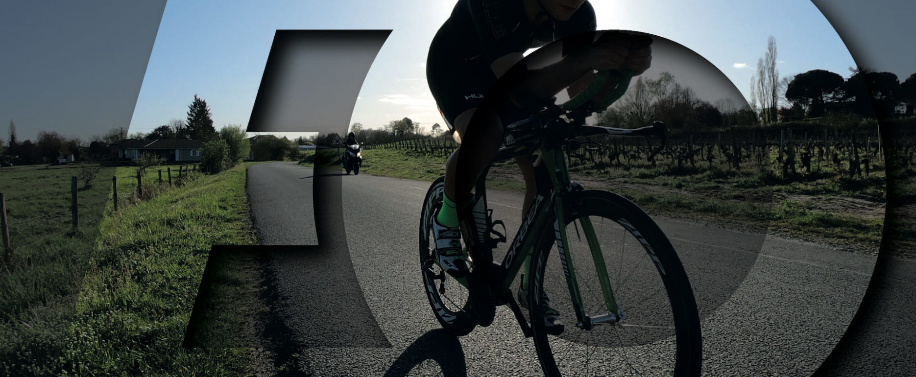 Cycliste en train de faire du vélo sur une route de campagne