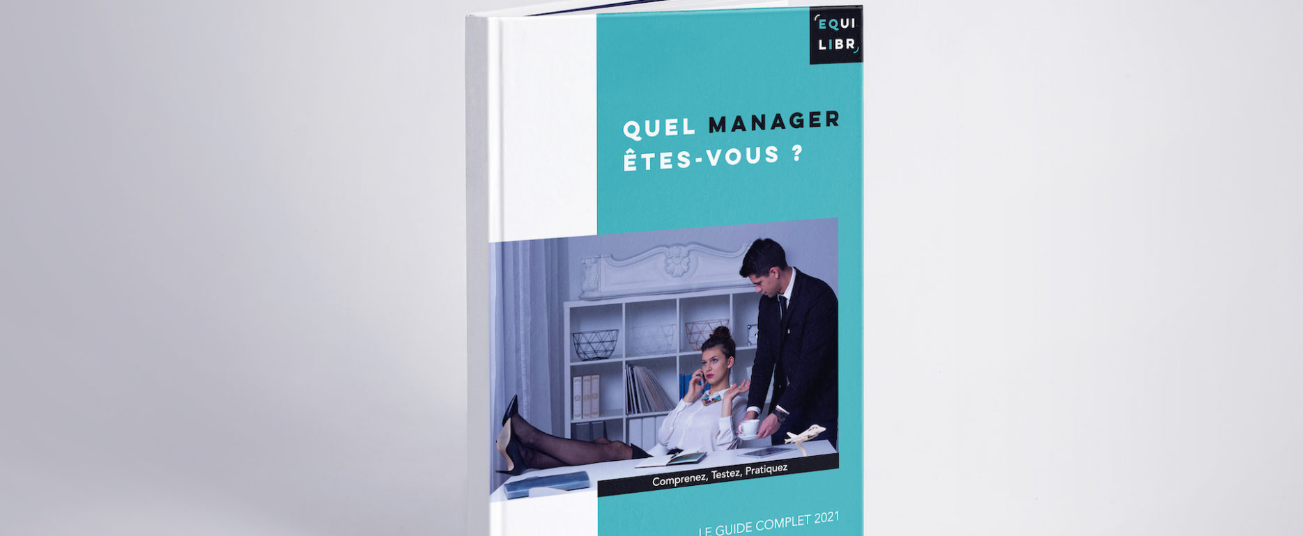 Livre blanc et verre intitulé "Quel Manager êtes-vous ?"