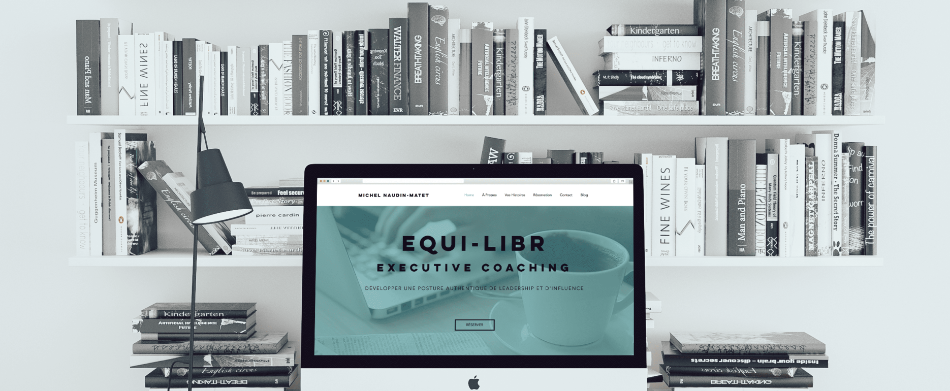 iMac posé sur un bureau et allumé avec la page internet du site Equi-Libr