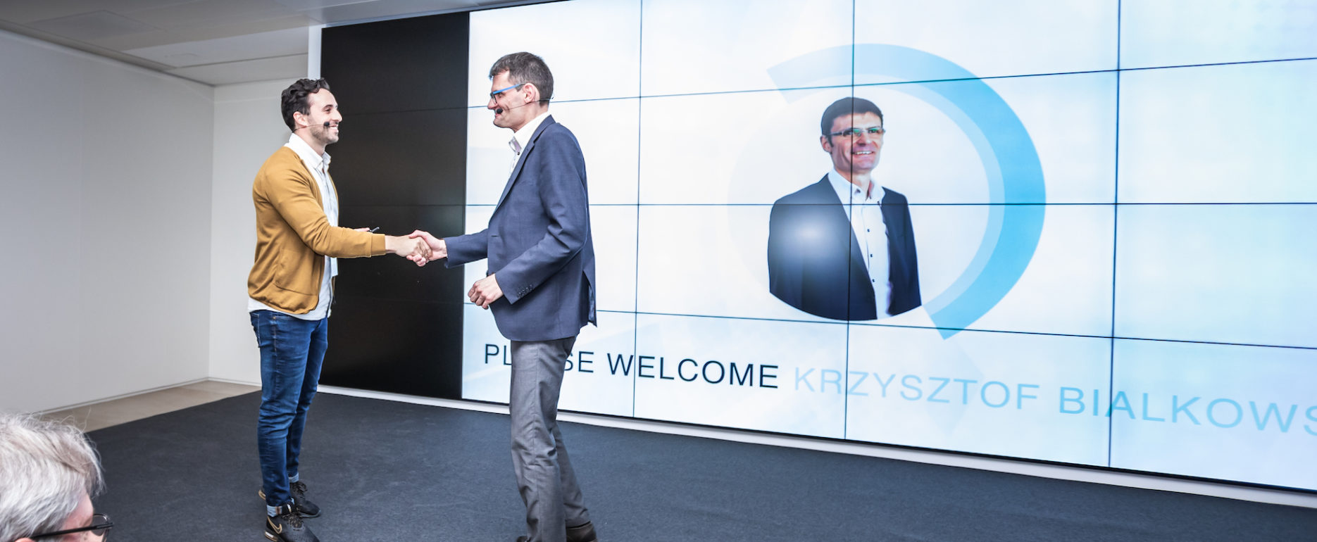 Deux hommes se serrant la main sur scène