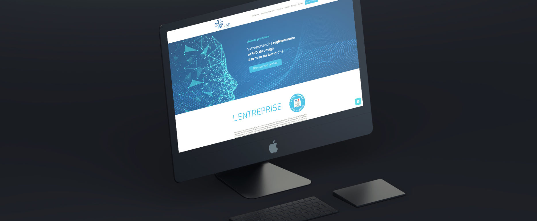 iMac noir allumé avec la page internet ouverte sur le site Glad Medical