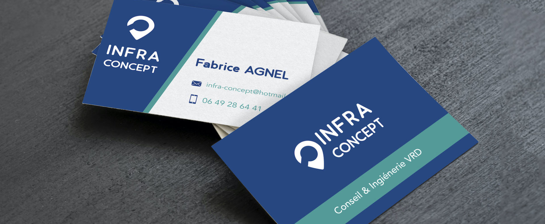 Tas de cartes de visites Infra Concept bleues, blanches et vertes posées sur une table