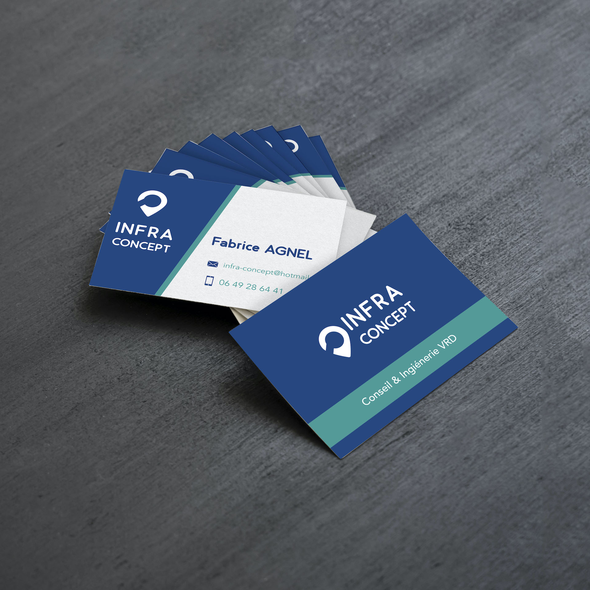 Tas de cartes de visites Infra Concept bleues, blanches et vertes posées sur une table