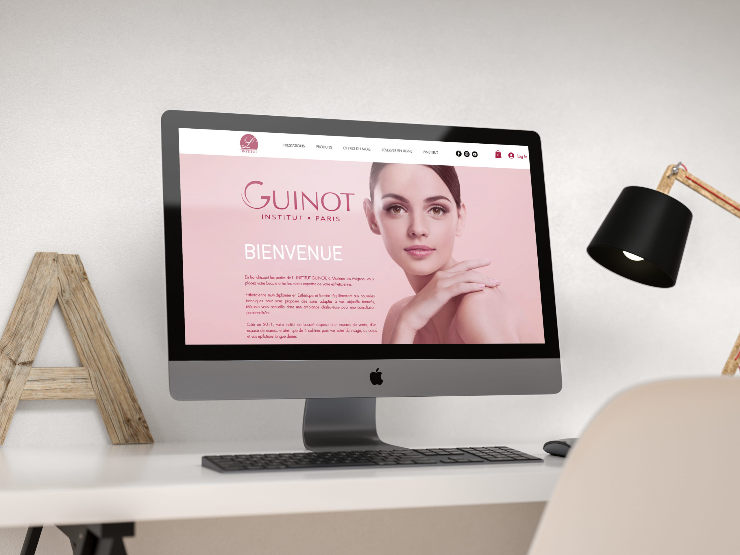 iMac posé sur un bureau et allumé avec la page internet du site de l'Institut Guinot