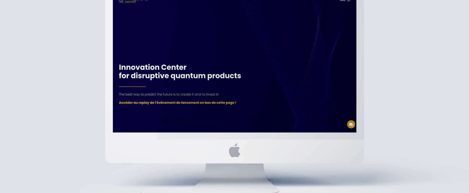 iMac blanc posé sur un bureau et allumé avec la page internet du site Naquidis