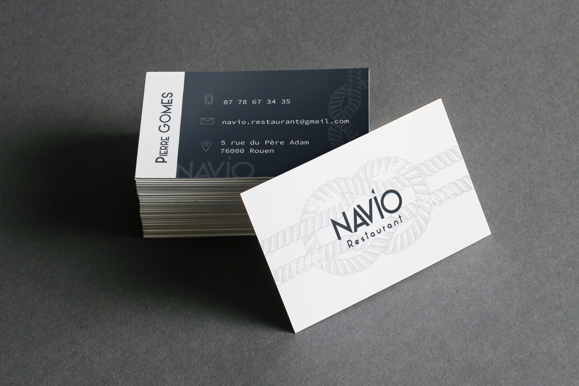 Tas de cartes de visite du restaurant Navio