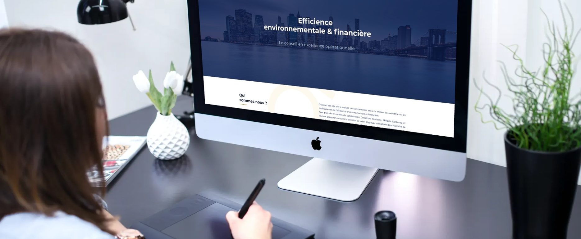 iMac allumé avec la page internet du site O-Group