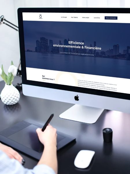iMac allumé avec la page internet du site O-Group