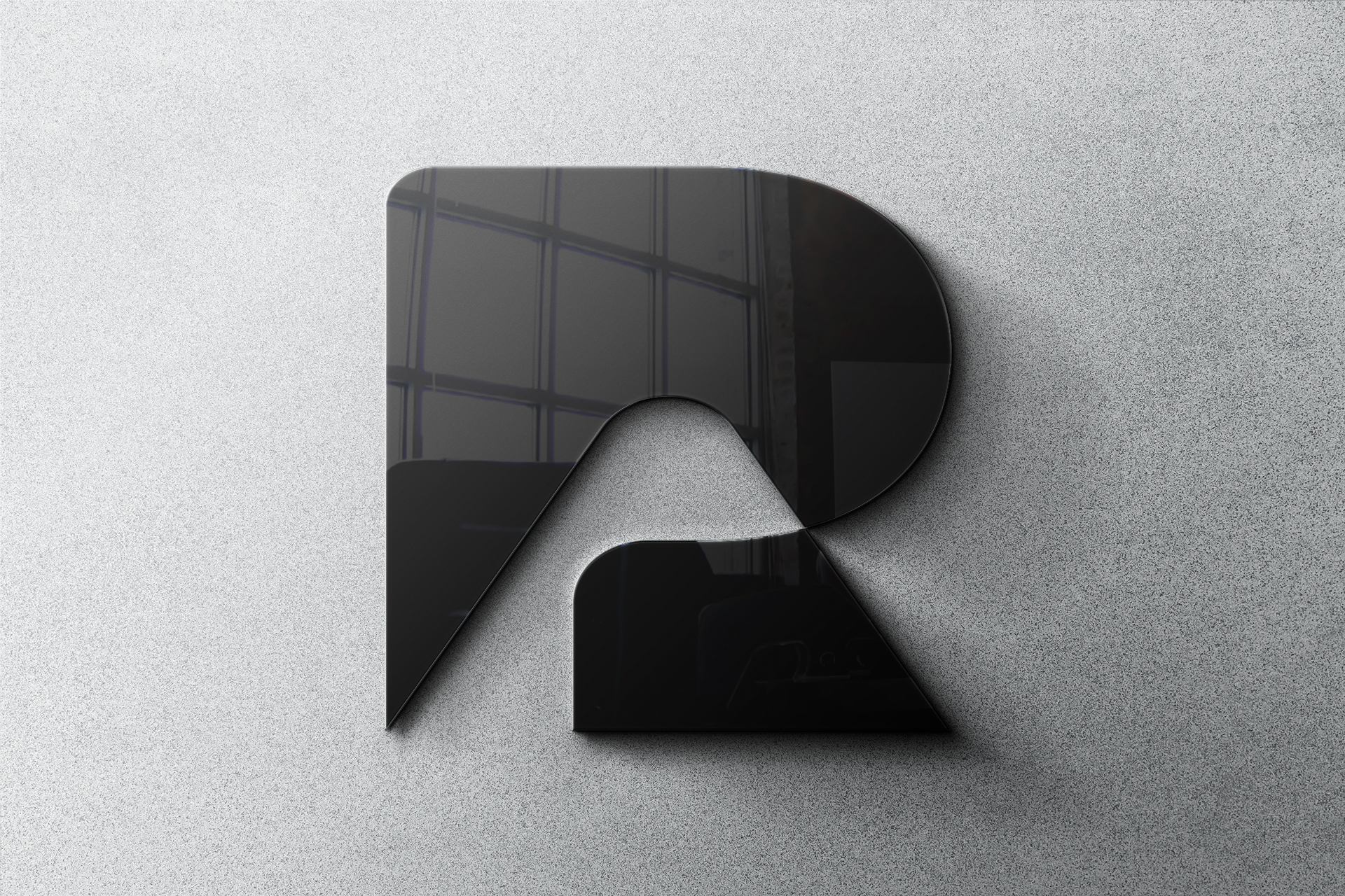 Logo PR noir brillant sur un mur gris clair