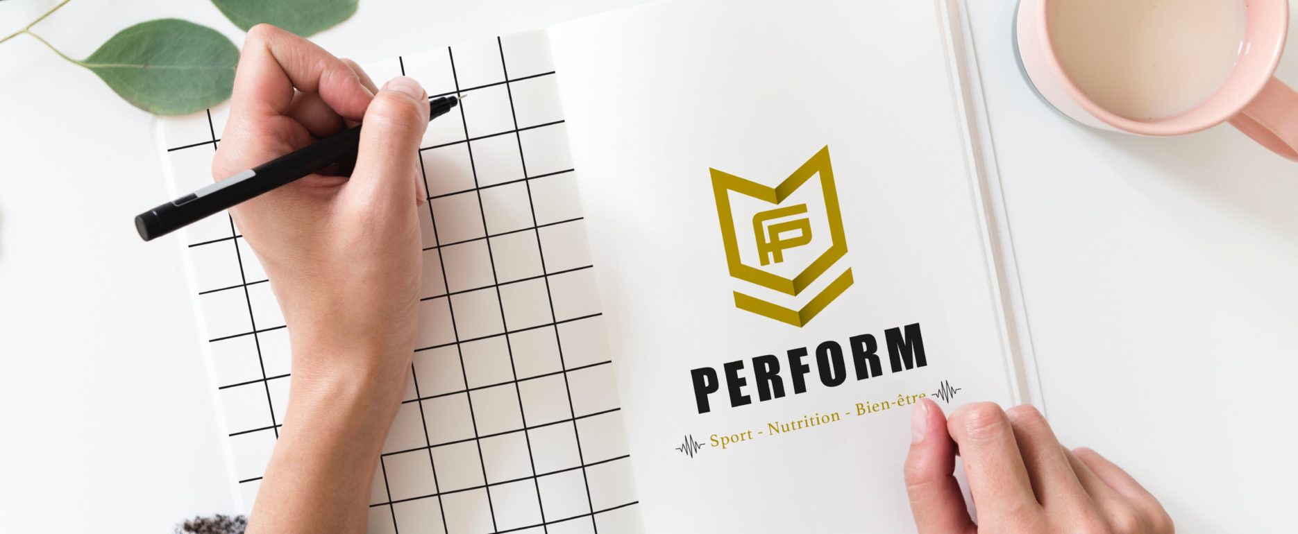 Femme dessinant un logo Perform dans un cahier