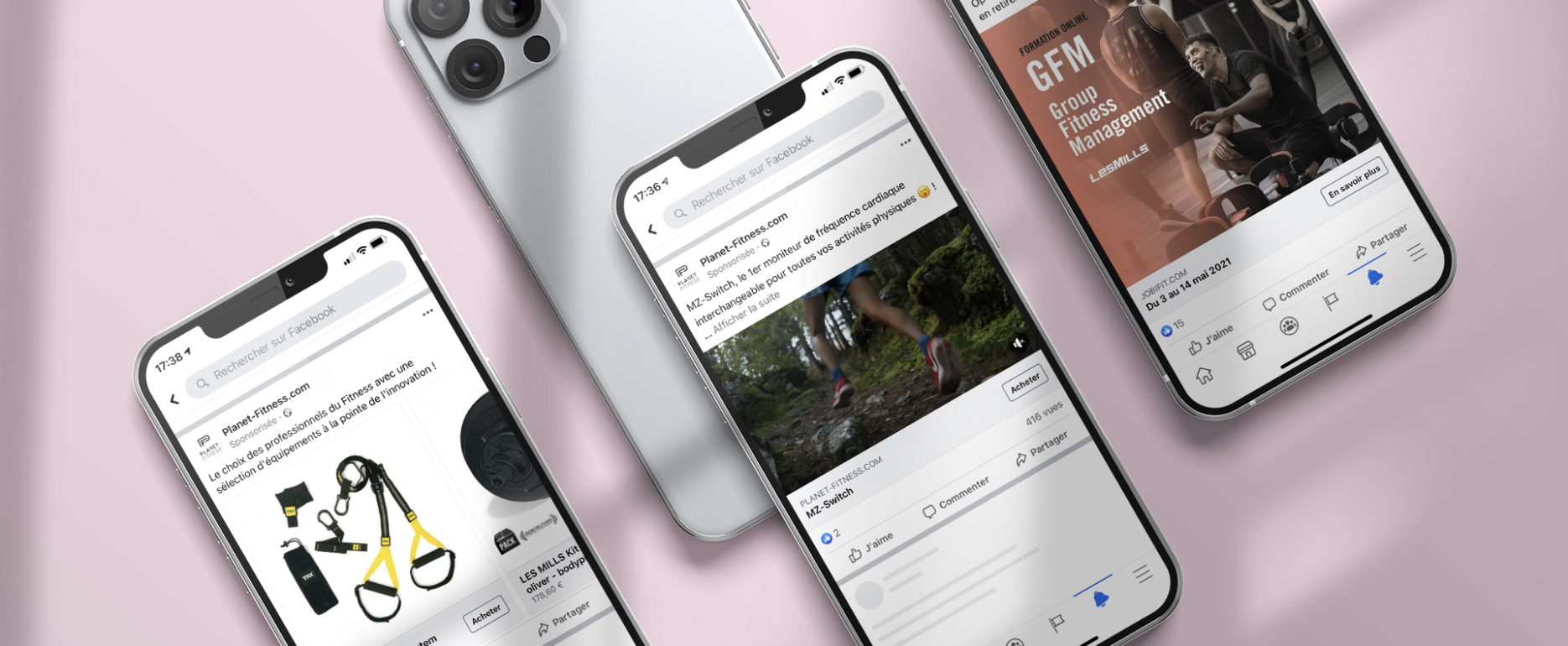 3 iphones ouverts sur les pages Facebook de Planet Fitness