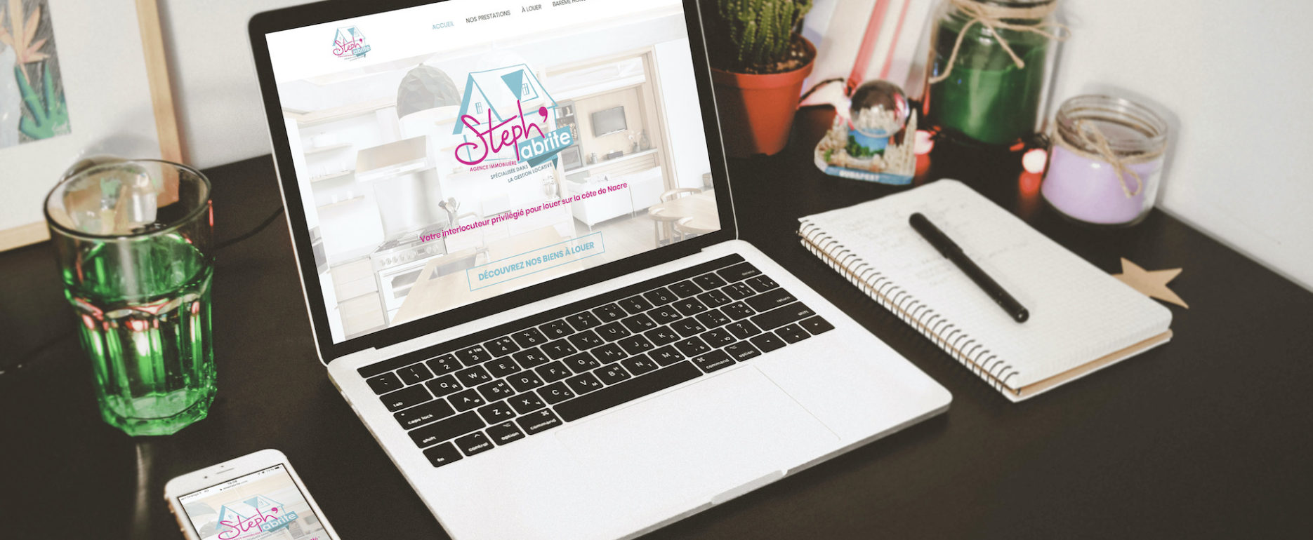 Macbook posé sur un bureau et allumé avec la page internet du site Steph'abrite