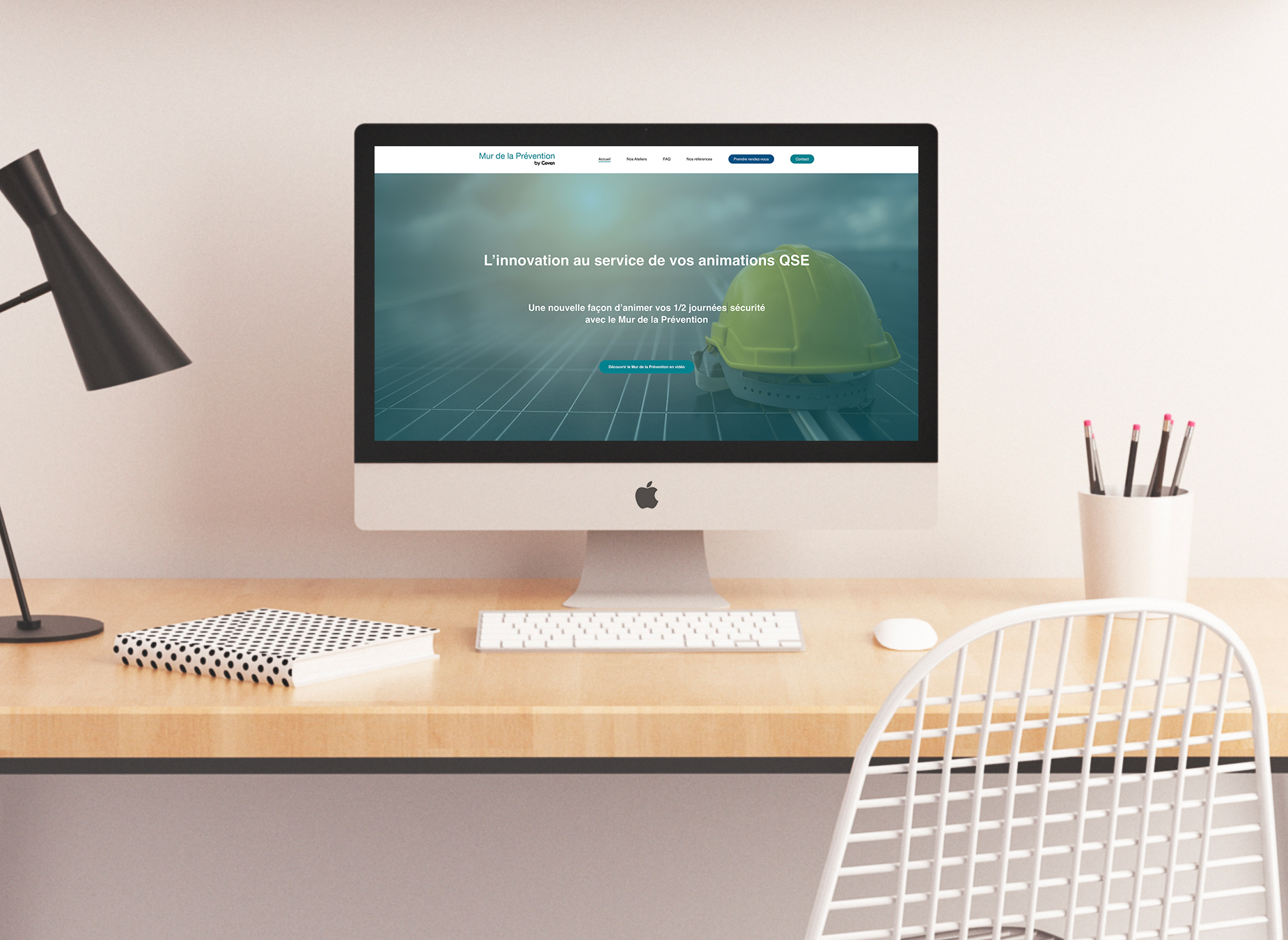 iMac posé sur un bureau et allumé avec la page internet du site Mur de la Prévention